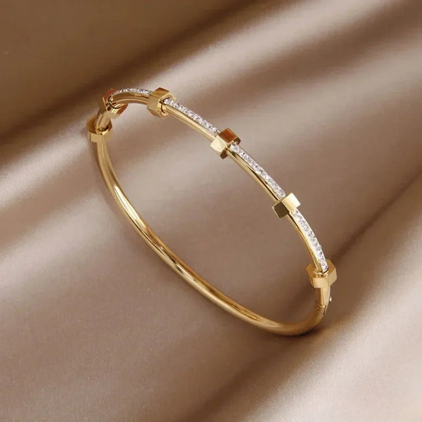 Elegant Golden Bracelet in Light Design